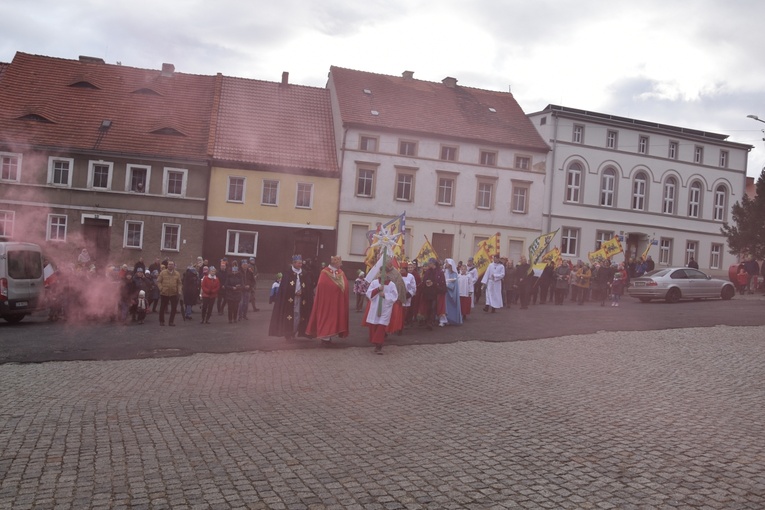 Orszak Trzech Króli 2023 w Dobromierzu. Strażacy zrobili zadymę