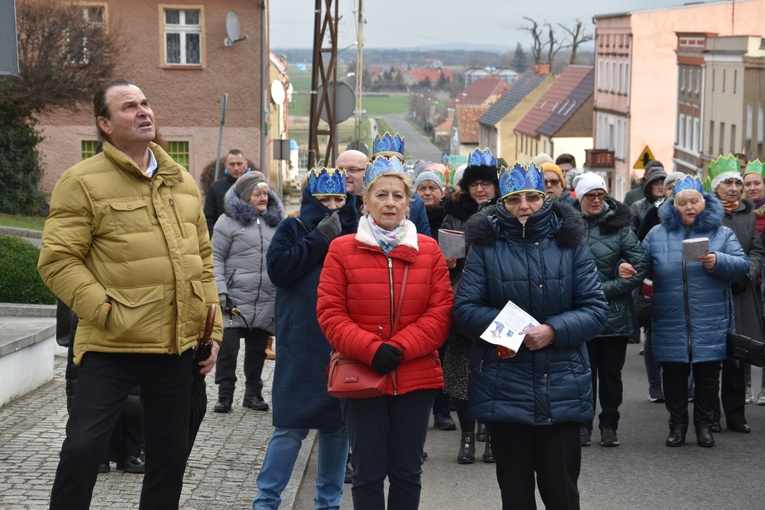 Orszak Trzech Króli 2023 w Dobromierzu. Strażacy zrobili zadymę