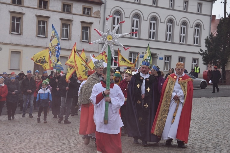 Orszak Trzech Króli 2023 w Dobromierzu. Strażacy zrobili zadymę