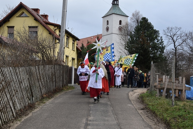 Orszak Trzech Króli 2023 w Dobromierzu. Strażacy zrobili zadymę