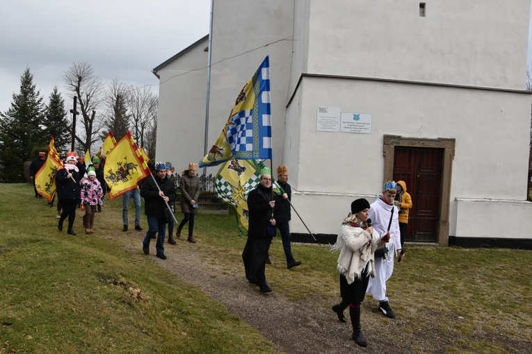 Orszak Trzech Króli 2023 w Dobromierzu. Strażacy zrobili zadymę