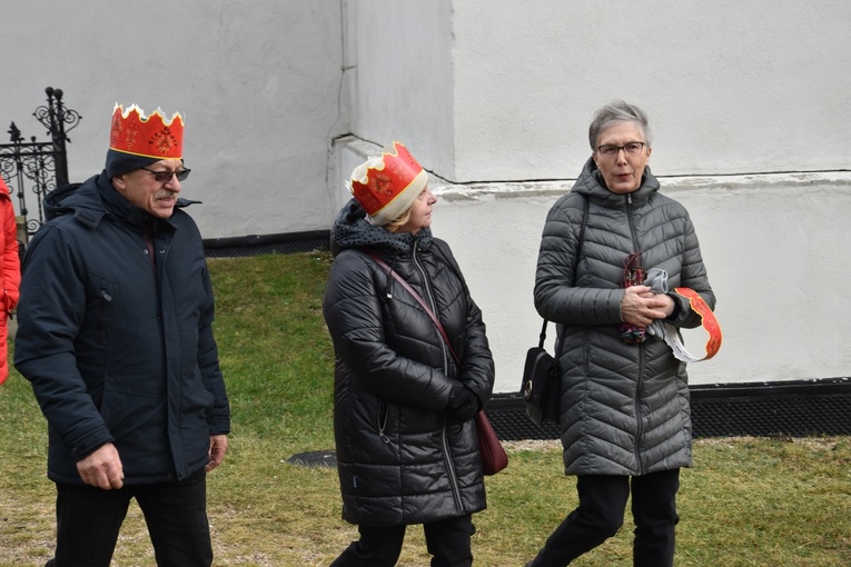 Orszak Trzech Króli 2023 w Dobromierzu. Strażacy zrobili zadymę
