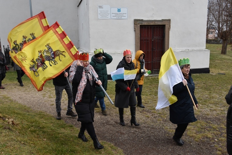 Orszak Trzech Króli 2023 w Dobromierzu. Strażacy zrobili zadymę