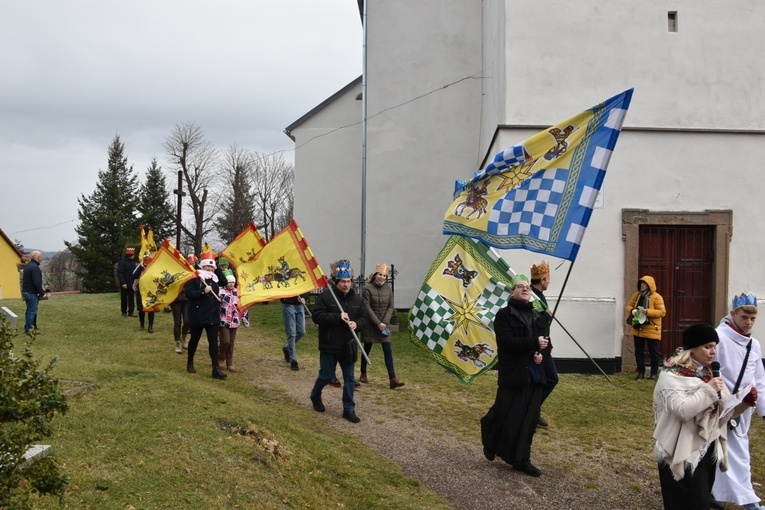 Orszak Trzech Króli 2023 w Dobromierzu. Strażacy zrobili zadymę