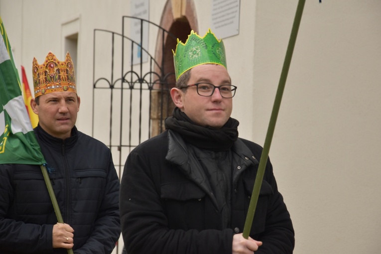 Orszak Trzech Króli 2023 w Dobromierzu. Strażacy zrobili zadymę