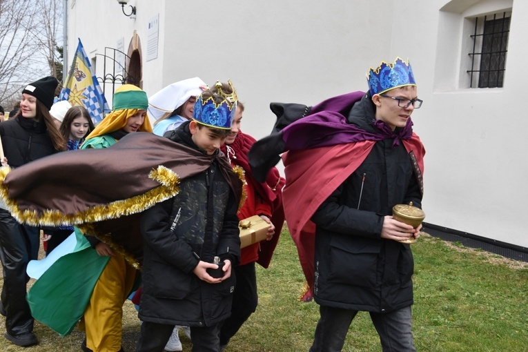 Orszak Trzech Króli 2023 w Dobromierzu. Strażacy zrobili zadymę