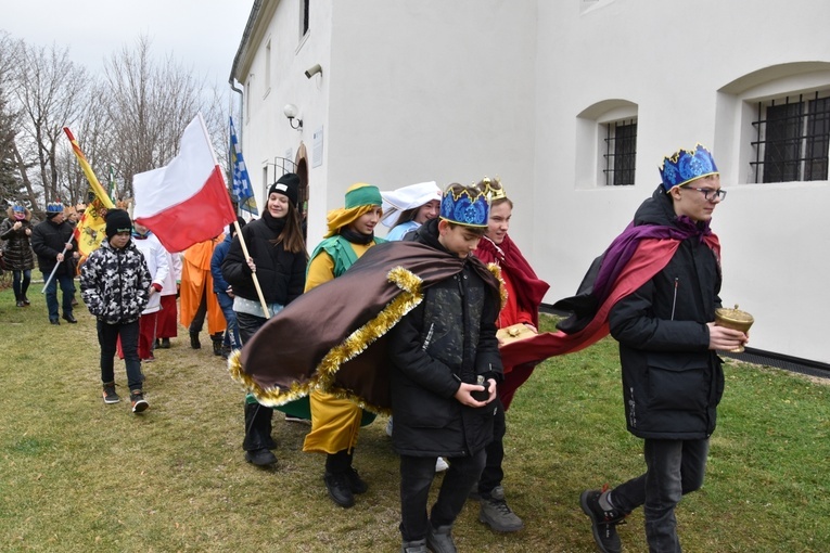 Orszak Trzech Króli 2023 w Dobromierzu. Strażacy zrobili zadymę