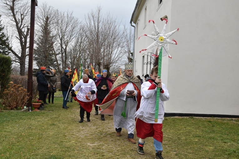 Orszak Trzech Króli 2023 w Dobromierzu. Strażacy zrobili zadymę