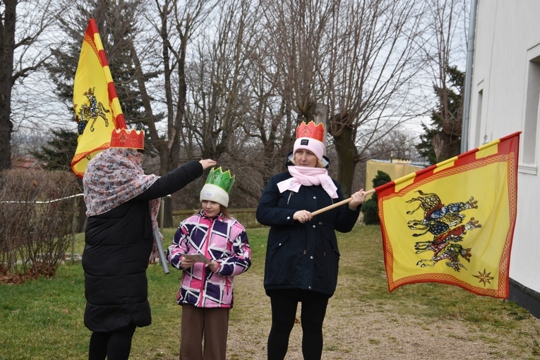 Orszak Trzech Króli 2023 w Dobromierzu. Strażacy zrobili zadymę