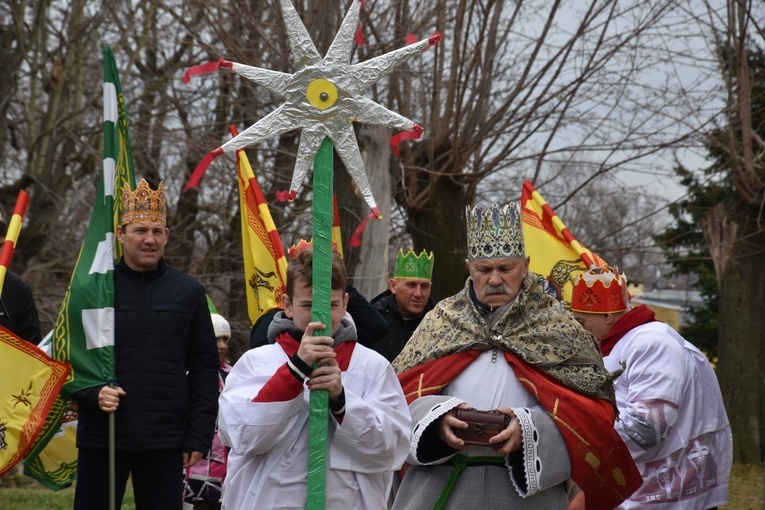 Orszak Trzech Króli 2023 w Dobromierzu. Strażacy zrobili zadymę