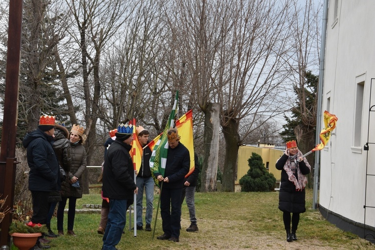 Orszak Trzech Króli 2023 w Dobromierzu. Strażacy zrobili zadymę