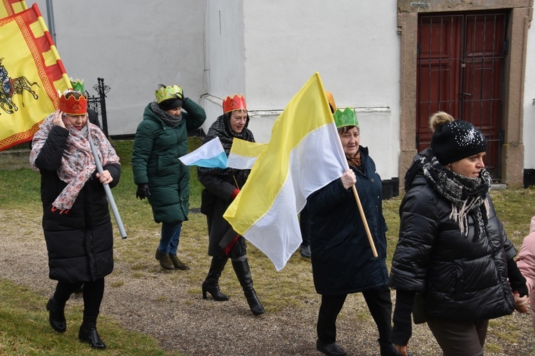 Orszak Trzech Króli 2023 w Dobromierzu. Strażacy zrobili zadymę