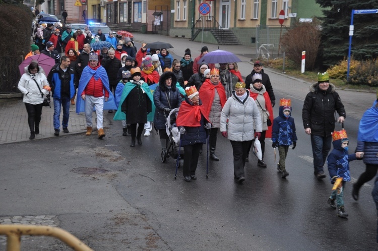 Orszak Trzech Króli 2023 w Głuszycy. W korowodzie poszli nawet rycerze