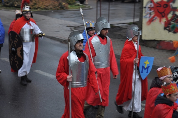 Orszak Trzech Króli 2023 w Głuszycy. W korowodzie poszli nawet rycerze