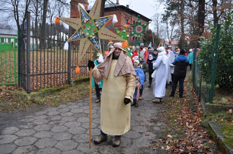 Orszak Trzech Króli 2023 w Głuszycy. W korowodzie poszli nawet rycerze