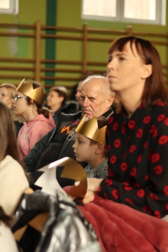 Orszak Trzech Króli 2023 w Starych Bogaczowicach. Do szkoły