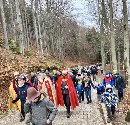 Orszak Trzech Króli 2023 na Górę Igliczną. Z trzech stron