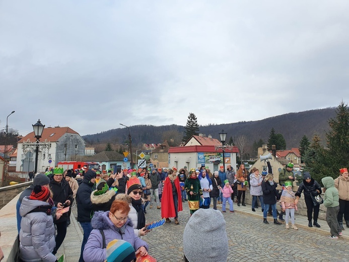 Orszak Trzech Króli 2023 w Bardzie. Nie dali się diabelskim figlom