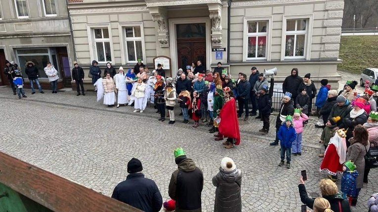 Orszak Trzech Króli 2023 w Bardzie. Nie dali się diabelskim figlom