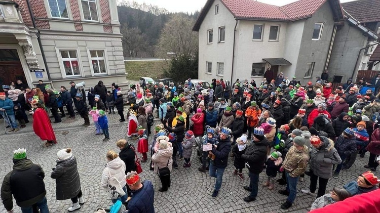 Orszak Trzech Króli 2023 w Bardzie. Nie dali się diabelskim figlom