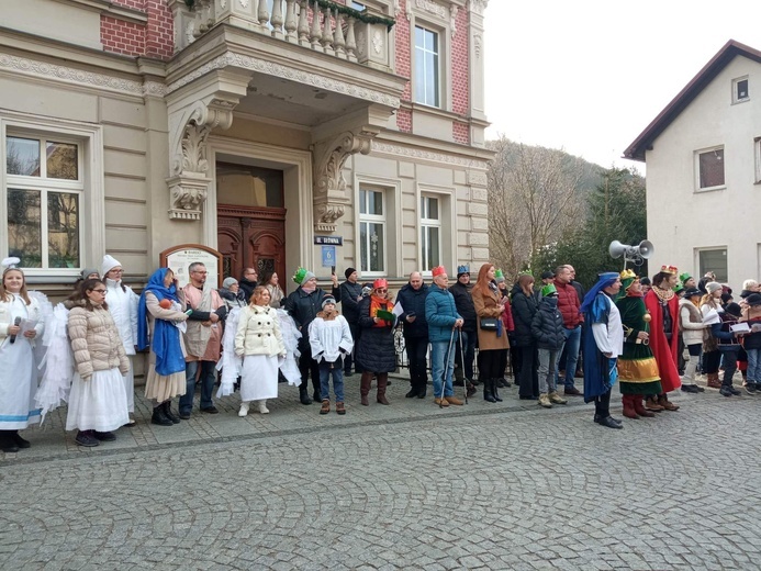 Orszak Trzech Króli 2023 w Bardzie. Nie dali się diabelskim figlom