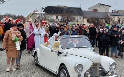 Święta Rodzina w Kutnie podróżowała... zabytkowym samochodem.