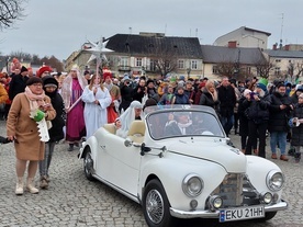 Święta Rodzina w Kutnie podróżowała... zabytkowym samochodem.