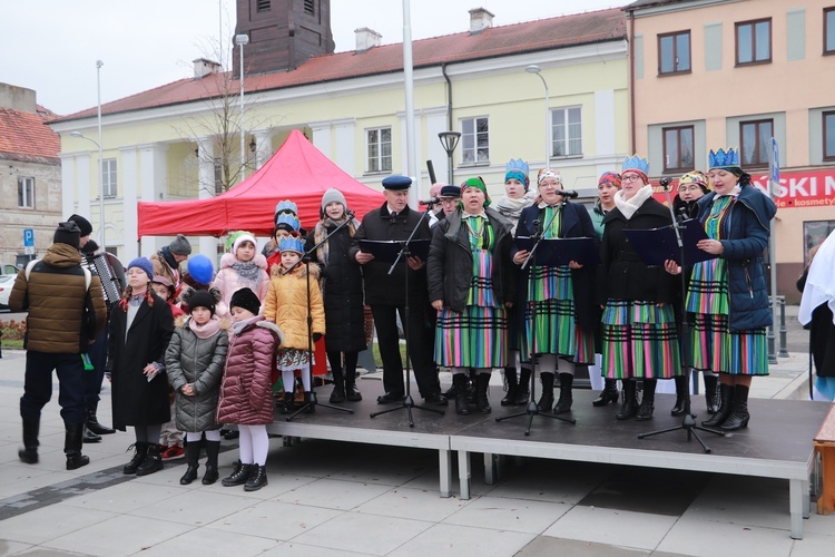 Na zakończenie "królewskiego" spotkania kolędy zaśpiewali członkowie Stowarzyszenia Kulturalno-Historycznego "Cymbarka" z Cielądza.