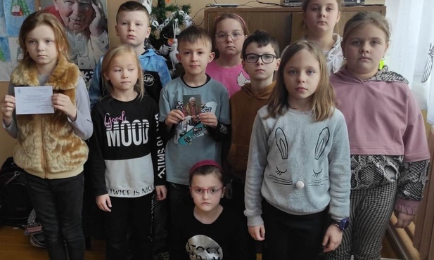 Dzieci ze zdjęciem papieża seniora i kartką wysłaną na Wielkanoc.
