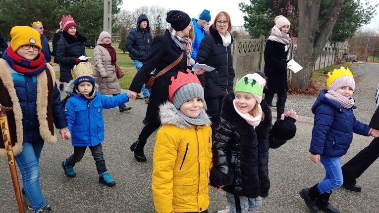 Orszak Trzech Króli 2023 w Łagiewnikach. Z radosnym śpiewem