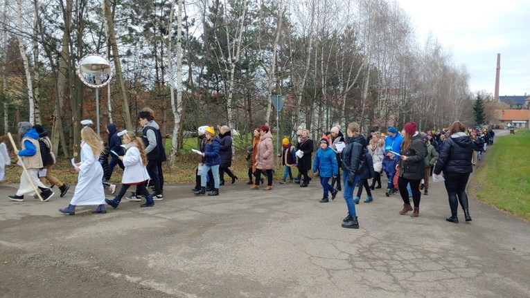 Orszak Trzech Króli 2023 w Łagiewnikach. Z radosnym śpiewem