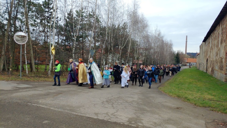 Orszak Trzech Króli 2023 w Łagiewnikach. Z radosnym śpiewem