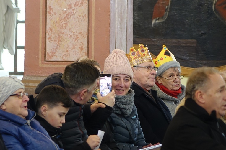 Orszak Trzech Króli 2023 w Walimiu. Z kościoła do kościoła