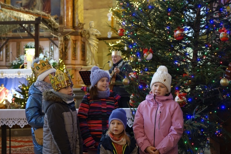 Orszak Trzech Króli 2023 w Walimiu. Z kościoła do kościoła