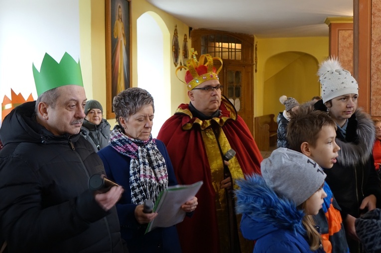 Orszak Trzech Króli 2023 w Walimiu. Z kościoła do kościoła