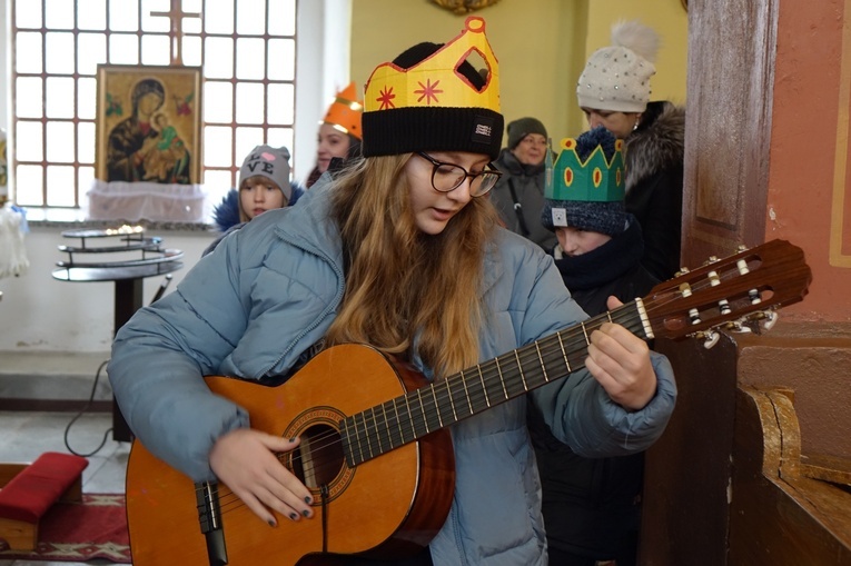 Orszak Trzech Króli 2023 w Walimiu. Z kościoła do kościoła