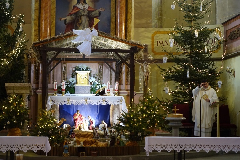 Orszak Trzech Króli 2023 w Walimiu. Z kościoła do kościoła