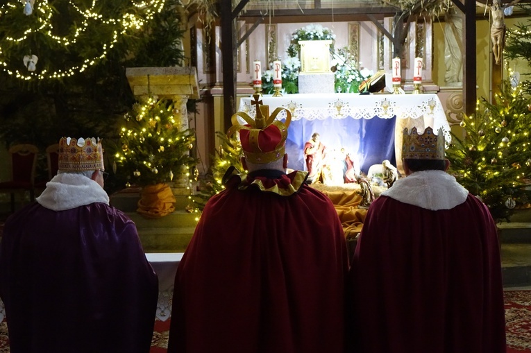 Orszak Trzech Króli 2023 w Walimiu. Z kościoła do kościoła