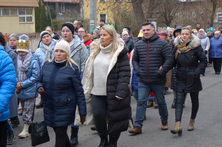 Orszak Trzech Króli 2023 w Walimiu. Z kościoła do kościoła