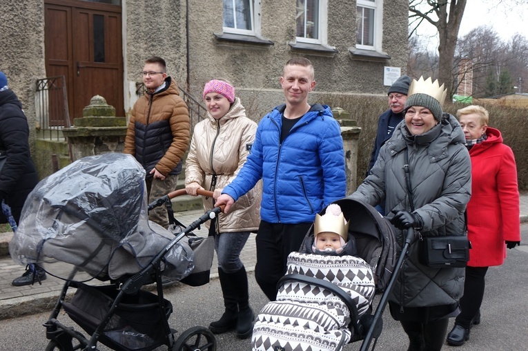 Orszak Trzech Króli 2023 w Walimiu. Z kościoła do kościoła