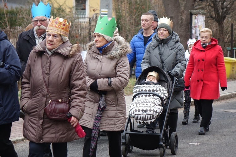 Orszak Trzech Króli 2023 w Walimiu. Z kościoła do kościoła