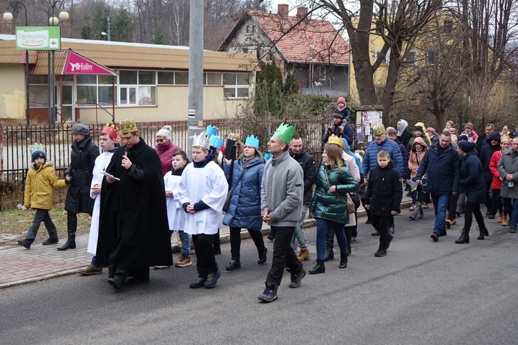 Orszak Trzech Króli 2023 w Walimiu. Z kościoła do kościoła