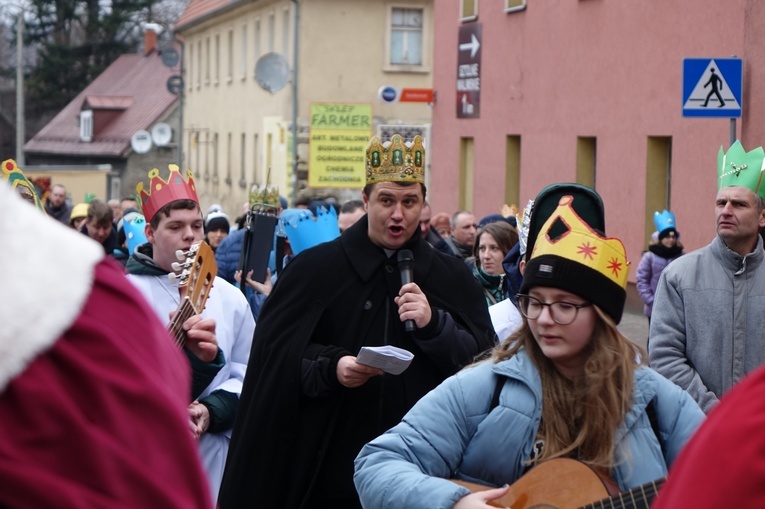 Orszak Trzech Króli 2023 w Walimiu. Z kościoła do kościoła