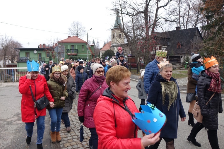 Orszak Trzech Króli 2023 w Walimiu. Z kościoła do kościoła