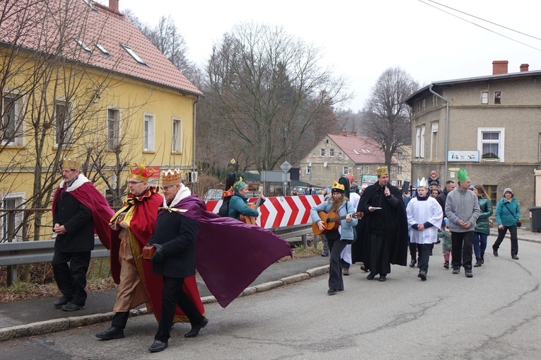 Orszak Trzech Króli 2023 w Walimiu. Z kościoła do kościoła