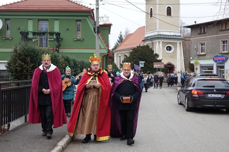 Orszak Trzech Króli 2023 w Walimiu. Z kościoła do kościoła