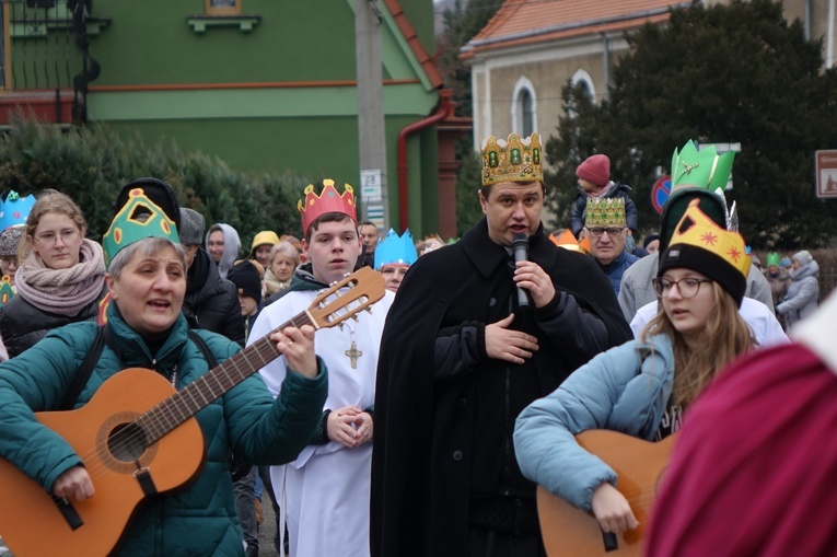 Orszak Trzech Króli 2023 w Walimiu. Z kościoła do kościoła