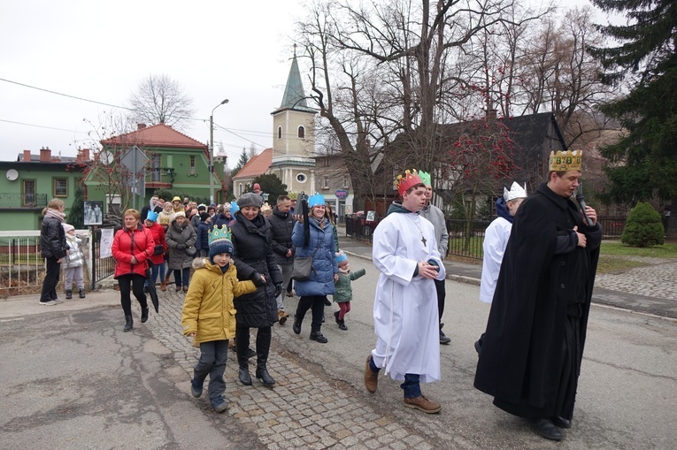 Orszak Trzech Króli 2023 w Walimiu. Z kościoła do kościoła