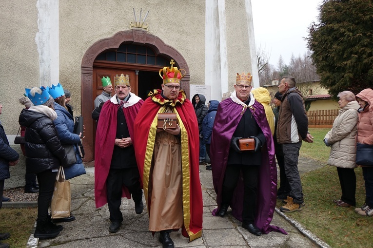 Orszak Trzech Króli 2023 w Walimiu. Z kościoła do kościoła