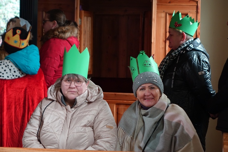 Orszak Trzech Króli 2023 w Walimiu. Z kościoła do kościoła